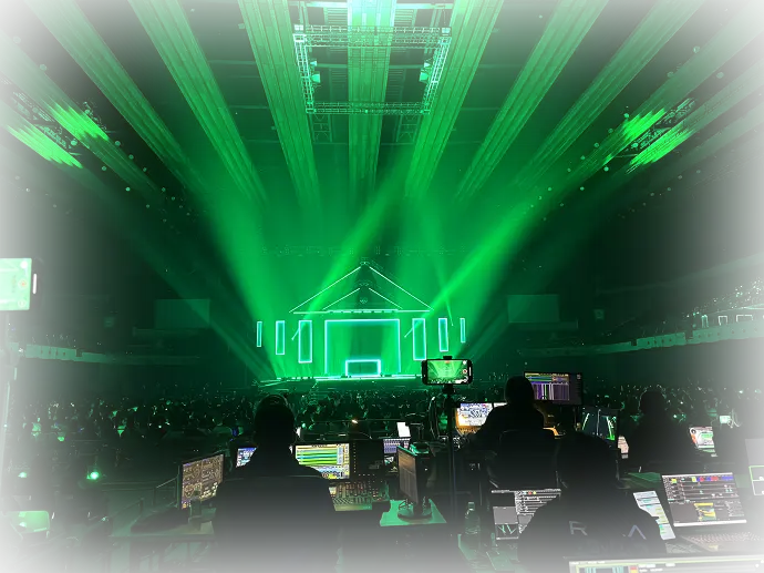 映像が投影されている舞台の写真