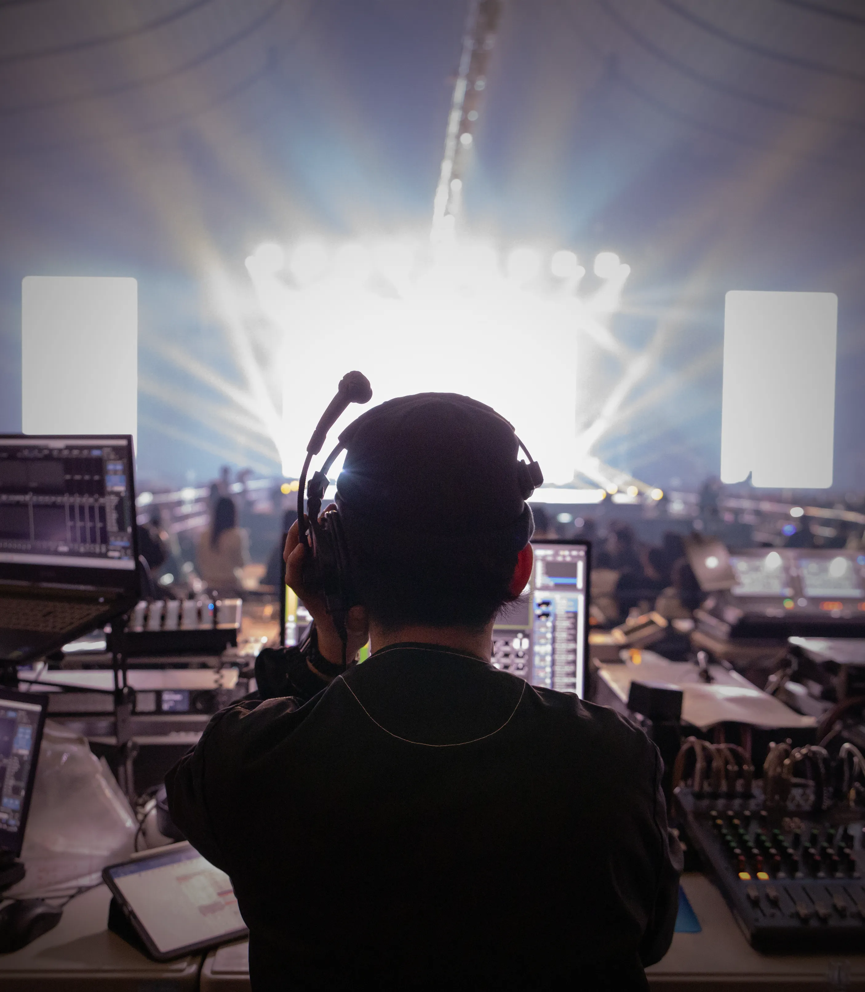 映像が投影されている舞台の写真